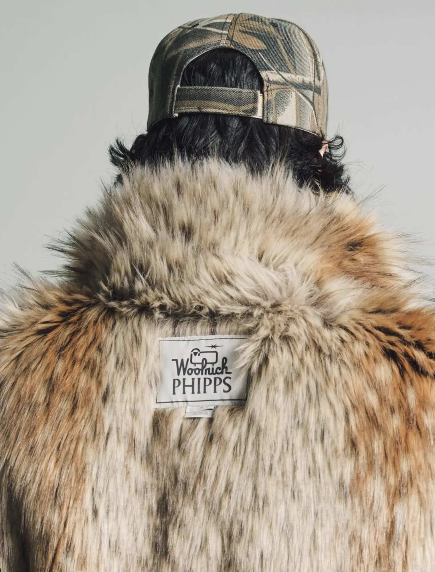 A faux fur coat and camouflage cap, Departamento