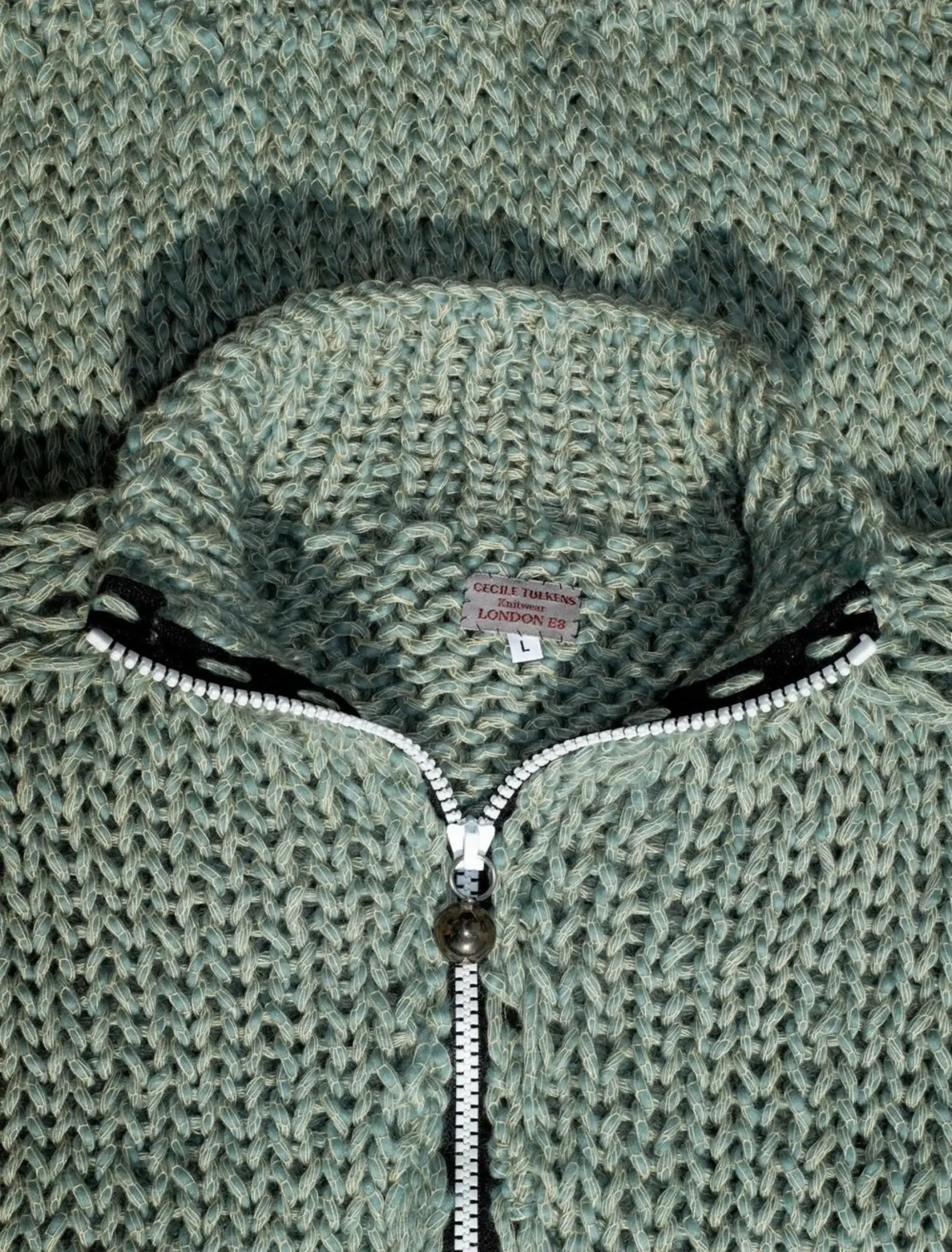 A green knit zip sweater, Departamento
