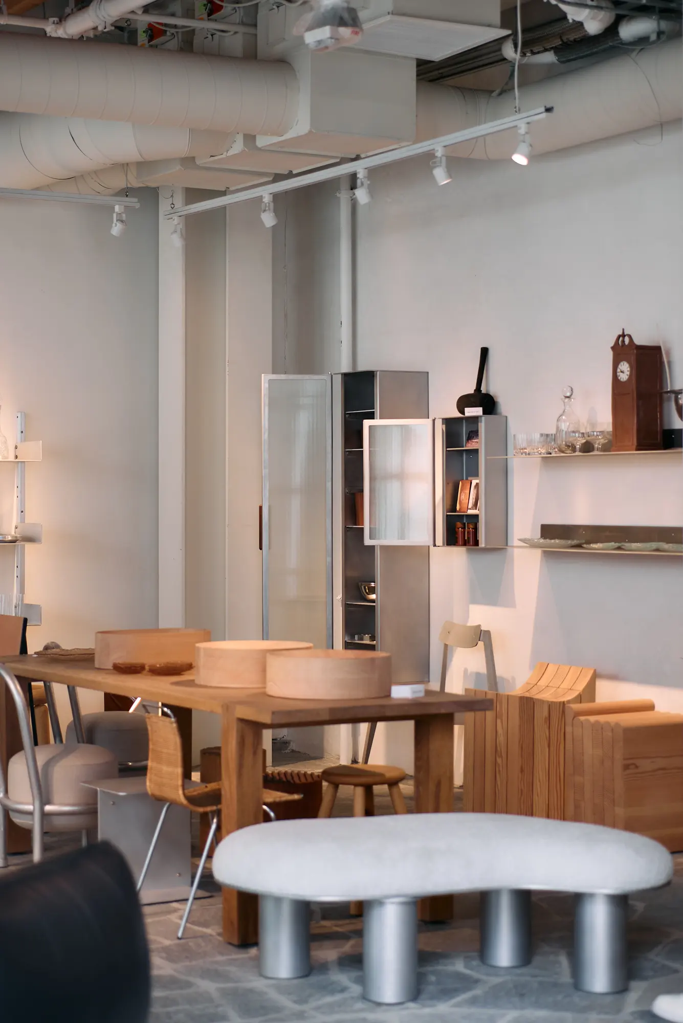 A dining table and white bench in the Klein home store at Signal